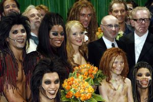 17-04-2007 SHOWBIZZ: TARZAN SLINGERT VOORTAAN IN HET CIRCUS THEATER IN SCHEVENINGEN. Het werd toch een rode loper in plaats van een geplande groene loper en dat is maar goed ook want rood is de kleur van de liefde en dat was ook zeer van toepassing bij de gasten en in de musical.
foto: Albert den Iseger