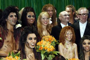 17-04-2007 SHOWBIZZ: TARZAN SLINGERT VOORTAAN IN HET CIRCUS THEATER IN SCHEVENINGEN. Het werd toch een rode loper in plaats van een geplande groene loper en dat is maar goed ook want rood is de kleur van de liefde en dat was ook zeer van toepassing bij de gasten en in de musical.
foto: Albert den Iseger