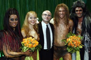 17-04-2007 SHOWBIZZ: TARZAN SLINGERT VOORTAAN IN HET CIRCUS THEATER IN SCHEVENINGEN. Het werd toch een rode loper in plaats van een geplande groene loper en dat is maar goed ook want rood is de kleur van de liefde en dat was ook zeer van toepassing bij de gasten en in de musical.
foto: Albert den Iseger