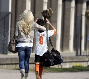 14-04-2007 SHOWBIZZ; ANGELA HULTEN GENIET VAN HET VOETBAL TALENT VAN ZOON RUBEN KLUIVERT.Tijdens de training bij Ajax geniet Angela met volle teugen van haar oudste zoon Ruben Kluivert.
foto: Albert den Iseger.