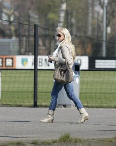 14-04-2007 SHOWBIZZ; ANGELA HULTEN GENIET VAN HET VOETBAL TALENT VAN ZOON RUBEN KLUIVERT.Tijdens de training bij Ajax geniet Angela met volle teugen van haar oudste zoon Ruben Kluivert.
foto: Albert den Iseger.