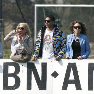 14-04-2007 SHOWBIZZ; ANGELA HULTEN GENIET VAN HET VOETBAL TALENT VAN ZOON RUBEN KLUIVERT.Tijdens de training bij Ajax geniet Angela met volle teugen van haar oudste zoon Ruben Kluivert.
foto: Albert den Iseger.