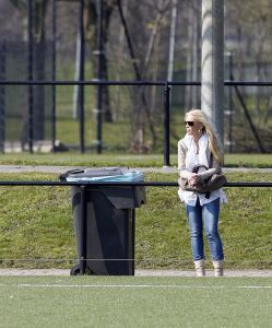14-04-2007 SHOWBIZZ; ANGELA HULTEN GENIET VAN HET VOETBAL TALENT VAN ZOON RUBEN KLUIVERT.Tijdens de training bij Ajax geniet Angela met volle teugen van haar oudste zoon Ruben Kluivert.
foto: Albert den Iseger.