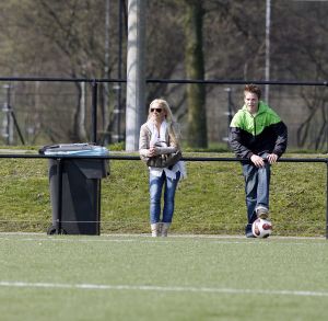 14-04-2007 SHOWBIZZ; ANGELA HULTEN GENIET VAN HET VOETBAL TALENT VAN ZOON RUBEN KLUIVERT.Tijdens de training bij Ajax geniet Angela met volle teugen van haar oudste zoon Ruben Kluivert.
foto: Albert den Iseger.