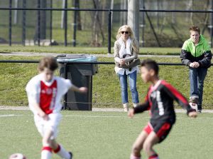 14-04-2007 SHOWBIZZ; ANGELA HULTEN GENIET VAN HET VOETBAL TALENT VAN ZOON RUBEN KLUIVERT.Tijdens de training bij Ajax geniet Angela met volle teugen van haar oudste zoon Ruben Kluivert.
foto: Albert den Iseger.