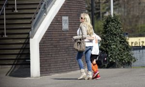 14-04-2007 SHOWBIZZ; ANGELA HULTEN GENIET VAN HET VOETBAL TALENT VAN ZOON RUBEN KLUIVERT.Tijdens de training bij Ajax geniet Angela met volle teugen van haar oudste zoon Ruben Kluivert.
foto: Albert den Iseger.