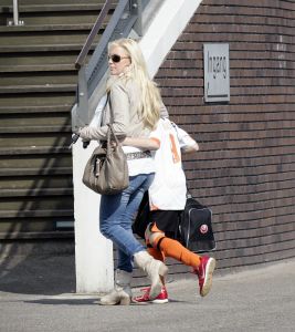 14-04-2007 SHOWBIZZ; ANGELA HULTEN GENIET VAN HET VOETBAL TALENT VAN ZOON RUBEN KLUIVERT.Tijdens de training bij Ajax geniet Angela met volle teugen van haar oudste zoon Ruben Kluivert.
foto: Albert den Iseger.