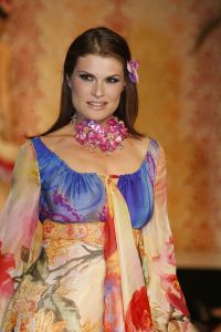 02-04-2007 SHOWBIZZ; SPROOKJES TELLEN VOOR SHEILA DE VRIES. De modellen van Sheila de Vries showde in het Amsterdamse Hilton sprookjesachtige creaties. De prachtige stoffen vond Sheila in oa. in Thailand maar de geest die deze show moest ademen in Ierland. Sheila presenteerde haar pret-a-couture collectie op de catwalk met prachtige piraten pakken, broeken en kleurige tops die als een soort draperie worden gestikt zodat ze extra slank overkomen en een maatje meer camoufleren.Verder prachtige blouses met schelppatronen en wijde kleurige stroken rokken die veel applaus los maken bij het publiek.Een heerlijk middagje zalige mode voor de modebewuste vrouw.
foto: Albert den Iseger.