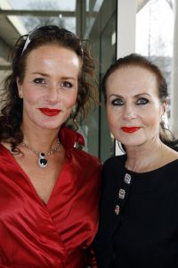 02-04-2007 SHOWBIZZ; SPROOKJES TELLEN VOOR SHEILA DE VRIES. De modellen van Sheila de Vries showde in het Amsterdamse Hilton sprookjesachtige creaties. De prachtige stoffen vond Sheila in oa. in Thailand maar de geest die deze show moest ademen in Ierland. Sheila presenteerde haar pret-a-couture collectie op de catwalk met prachtige piraten pakken, broeken en kleurige tops die als een soort draperie worden gestikt zodat ze extra slank overkomen en een maatje meer camoufleren.Verder prachtige blouses met schelppatronen en wijde kleurige stroken rokken die veel applaus los maken bij het publiek.Een heerlijk middagje zalige mode voor de modebewuste vrouw.
foto: Albert den Iseger.
