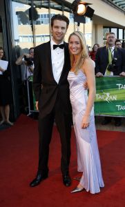 17-04-2007 SHOWBIZZ: TARZAN SLINGERT VOORTAAN IN HET CIRCUS THEATER IN SCHEVENINGEN. Het werd toch een rode loper in plaats van een geplande groene loper en dat is maar goed ook want rood is de kleur van de liefde en dat was ook zeer van toepassing bij de gasten en in de musical.
foto: Albert den Iseger 