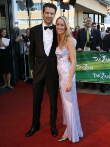 17-04-2007 SHOWBIZZ: TARZAN SLINGERT VOORTAAN IN HET CIRCUS THEATER IN SCHEVENINGEN. Het werd toch een rode loper in plaats van een geplande groene loper en dat is maar goed ook want rood is de kleur van de liefde en dat was ook zeer van toepassing bij de gasten en in de musical.
foto: Albert den Iseger 