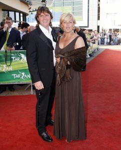 17-04-2007 SHOWBIZZ: TARZAN SLINGERT VOORTAAN IN HET CIRCUS THEATER IN SCHEVENINGEN. Het werd toch een rode loper in plaats van een geplande groene loper en dat is maar goed ook want rood is de kleur van de liefde en dat was ook zeer van toepassing bij de gasten en in de musical.
foto: Albert den Iseger 