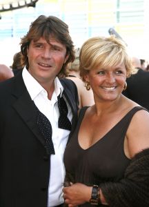 17-04-2007 SHOWBIZZ: TARZAN SLINGERT VOORTAAN IN HET CIRCUS THEATER IN SCHEVENINGEN. Het werd toch een rode loper in plaats van een geplande groene loper en dat is maar goed ook want rood is de kleur van de liefde en dat was ook zeer van toepassing bij de gasten en in de musical.
foto: Albert den Iseger