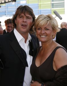 17-04-2007 SHOWBIZZ: TARZAN SLINGERT VOORTAAN IN HET CIRCUS THEATER IN SCHEVENINGEN. Het werd toch een rode loper in plaats van een geplande groene loper en dat is maar goed ook want rood is de kleur van de liefde en dat was ook zeer van toepassing bij de gasten en in de musical.
foto: Albert den Iseger