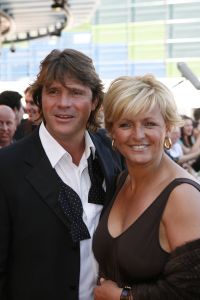 17-04-2007 SHOWBIZZ: TARZAN SLINGERT VOORTAAN IN HET CIRCUS THEATER IN SCHEVENINGEN. Het werd toch een rode loper in plaats van een geplande groene loper en dat is maar goed ook want rood is de kleur van de liefde en dat was ook zeer van toepassing bij de gasten en in de musical.
foto: Albert den Iseger
