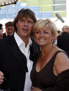 17-04-2007 SHOWBIZZ: TARZAN SLINGERT VOORTAAN IN HET CIRCUS THEATER IN SCHEVENINGEN. Het werd toch een rode loper in plaats van een geplande groene loper en dat is maar goed ook want rood is de kleur van de liefde en dat was ook zeer van toepassing bij de gasten en in de musical.
foto: Albert den Iseger
