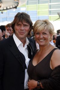 17-04-2007 SHOWBIZZ: TARZAN SLINGERT VOORTAAN IN HET CIRCUS THEATER IN SCHEVENINGEN. Het werd toch een rode loper in plaats van een geplande groene loper en dat is maar goed ook want rood is de kleur van de liefde en dat was ook zeer van toepassing bij de gasten en in de musical.
foto: Albert den Iseger 