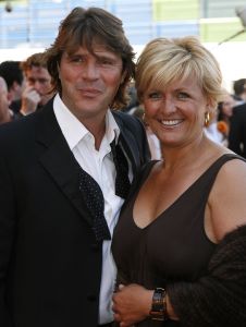 17-04-2007 SHOWBIZZ: TARZAN SLINGERT VOORTAAN IN HET CIRCUS THEATER IN SCHEVENINGEN. Het werd toch een rode loper in plaats van een geplande groene loper en dat is maar goed ook want rood is de kleur van de liefde en dat was ook zeer van toepassing bij de gasten en in de musical.
foto: Albert den Iseger