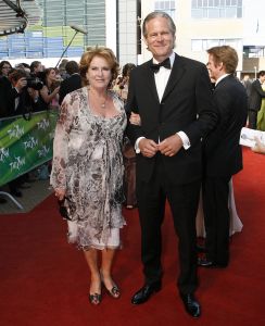 17-04-2007 SHOWBIZZ: TARZAN SLINGERT VOORTAAN IN HET CIRCUS THEATER IN SCHEVENINGEN. Het werd toch een rode loper in plaats van een geplande groene loper en dat is maar goed ook want rood is de kleur van de liefde en dat was ook zeer van toepassing bij de gasten en in de musical.
foto: Albert den Iseger 