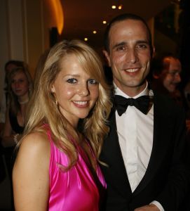 17-04-2007 SHOWBIZZ: TARZAN SLINGERT VOORTAAN IN HET CIRCUS THEATER IN SCHEVENINGEN. Het werd toch een rode loper in plaats van een geplande groene loper en dat is maar goed ook want rood is de kleur van de liefde en dat was ook zeer van toepassing bij de gasten en in de musical.
foto: Albert den Iseger