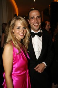 17-04-2007 SHOWBIZZ: TARZAN SLINGERT VOORTAAN IN HET CIRCUS THEATER IN SCHEVENINGEN. Het werd toch een rode loper in plaats van een geplande groene loper en dat is maar goed ook want rood is de kleur van de liefde en dat was ook zeer van toepassing bij de gasten en in de musical.
foto: Albert den Iseger