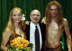 17-04-2007 SHOWBIZZ: TARZAN SLINGERT VOORTAAN IN HET CIRCUS THEATER IN SCHEVENINGEN. Het werd toch een rode loper in plaats van een geplande groene loper en dat is maar goed ook want rood is de kleur van de liefde en dat was ook zeer van toepassing bij de gasten en in de musical.
foto: Albert den Iseger