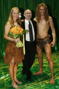 17-04-2007 SHOWBIZZ: TARZAN SLINGERT VOORTAAN IN HET CIRCUS THEATER IN SCHEVENINGEN. Het werd toch een rode loper in plaats van een geplande groene loper en dat is maar goed ook want rood is de kleur van de liefde en dat was ook zeer van toepassing bij de gasten en in de musical.
foto: Albert den Iseger