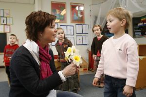 05-04-2007 SHOWBIZZ; FRANS BAUER NEEMT AFSCHEID VAN DE JONGSTE BAUER FRANS JR. De jongste Bauer telg gaat voor de eerste keer naar school. Frans Jr.is de laatste Bauer telg die zijn vleugels uitslaat. De jongste van de drie zonen gaat vanaf nu naar de peuterschool. Zijn eerste schooldag werd hij gebracht door papa en mama.Moeite had de kleine Frans er niet mee want met een lach wuifde hij zijn ouders uit en begon direct te spelen met zijn nieuwe schoolvriendjes.
foto: Albert den Iseger.