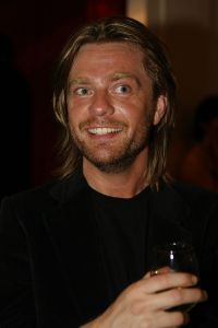 17-04-2007 SHOWBIZZ: TARZAN SLINGERT VOORTAAN IN HET CIRCUS THEATER IN SCHEVENINGEN. Het werd toch een rode loper in plaats van een geplande groene loper en dat is maar goed ook want rood is de kleur van de liefde en dat was ook zeer van toepassing bij de gasten en in de musical.
foto: Albert den Iseger
