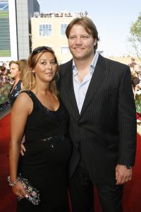 17-04-2007 SHOWBIZZ: TARZAN SLINGERT VOORTAAN IN HET CIRCUS THEATER IN SCHEVENINGEN. Het werd toch een rode loper in plaats van een geplande groene loper en dat is maar goed ook want rood is de kleur van de liefde en dat was ook zeer van toepassing bij de gasten en in de musical.
foto: Albert den Iseger