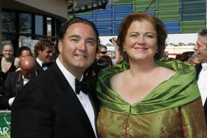 17-04-2007 SHOWBIZZ: TARZAN SLINGERT VOORTAAN IN HET CIRCUS THEATER IN SCHEVENINGEN. Het werd toch een rode loper in plaats van een geplande groene loper en dat is maar goed ook want rood is de kleur van de liefde en dat was ook zeer van toepassing bij de gasten en in de musical.
foto: Albert den Iseger