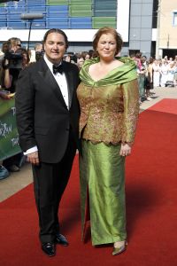 17-04-2007 SHOWBIZZ: TARZAN SLINGERT VOORTAAN IN HET CIRCUS THEATER IN SCHEVENINGEN. Het werd toch een rode loper in plaats van een geplande groene loper en dat is maar goed ook want rood is de kleur van de liefde en dat was ook zeer van toepassing bij de gasten en in de musical.
foto: Albert den Iseger 