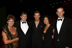 17-04-2007 SHOWBIZZ: TARZAN SLINGERT VOORTAAN IN HET CIRCUS THEATER IN SCHEVENINGEN. Het werd toch een rode loper in plaats van een geplande groene loper en dat is maar goed ook want rood is de kleur van de liefde en dat was ook zeer van toepassing bij de gasten en in de musical.
foto: Albert den Iseger