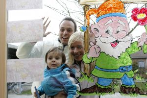05-04-2007 SHOWBIZZ; FRANS BAUER NEEMT AFSCHEID VAN DE JONGSTE BAUER FRANS JR. De jongste Bauer telg gaat voor de eerste keer naar school. Frans Jr.is de laatste Bauer telg die zijn vleugels uitslaat. De jongste van de drie zonen gaat vanaf nu naar de peuterschool. Zijn eerste schooldag werd hij gebracht door papa en mama.Moeite had de kleine Frans er niet mee want met een lach wuifde hij zijn ouders uit en begon direct te spelen met zijn nieuwe schoolvriendjes.
foto: Albert den Iseger.