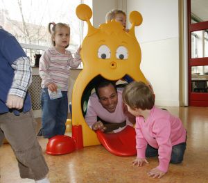 05-04-2007 SHOWBIZZ; FRANS BAUER NEEMT AFSCHEID VAN DE JONGSTE BAUER FRANS JR. De jongste Bauer telg gaat voor de eerste keer naar school. Frans Jr.is de laatste Bauer telg die zijn vleugels uitslaat. De jongste van de drie zonen gaat vanaf nu naar de peuterschool. Zijn eerste schooldag werd hij gebracht door papa en mama.Moeite had de kleine Frans er niet mee want met een lach wuifde hij zijn ouders uit en begon direct te spelen met zijn nieuwe schoolvriendjes.
foto: Albert den Iseger.