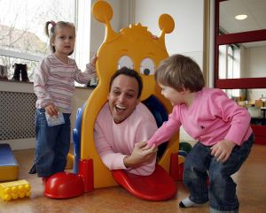 05-04-2007 SHOWBIZZ; FRANS BAUER NEEMT AFSCHEID VAN DE JONGSTE BAUER FRANS JR. De jongste Bauer telg gaat voor de eerste keer naar school. Frans Jr.is de laatste Bauer telg die zijn vleugels uitslaat. De jongste van de drie zonen gaat vanaf nu naar de peuterschool. Zijn eerste schooldag werd hij gebracht door papa en mama.Moeite had de kleine Frans er niet mee want met een lach wuifde hij zijn ouders uit en begon direct te spelen met zijn nieuwe schoolvriendjes.
foto: Albert den Iseger.
