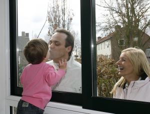 05-04-2007 SHOWBIZZ; FRANS BAUER NEEMT AFSCHEID VAN DE JONGSTE BAUER FRANS JR. De jongste Bauer telg gaat voor de eerste keer naar school. Frans Jr.is de laatste Bauer telg die zijn vleugels uitslaat. De jongste van de drie zonen gaat vanaf nu naar de peuterschool. Zijn eerste schooldag werd hij gebracht door papa en mama.Moeite had de kleine Frans er niet mee want met een lach wuifde hij zijn ouders uit en begon direct te spelen met zijn nieuwe schoolvriendjes.
foto: Albert den Iseger.