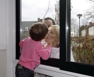 05-04-2007 SHOWBIZZ; FRANS BAUER NEEMT AFSCHEID VAN DE JONGSTE BAUER FRANS JR. De jongste Bauer telg gaat voor de eerste keer naar school. Frans Jr.is de laatste Bauer telg die zijn vleugels uitslaat. De jongste van de drie zonen gaat vanaf nu naar de peuterschool. Zijn eerste schooldag werd hij gebracht door papa en mama.Moeite had de kleine Frans er niet mee want met een lach wuifde hij zijn ouders uit en begon direct te spelen met zijn nieuwe schoolvriendjes.
foto: Albert den Iseger.