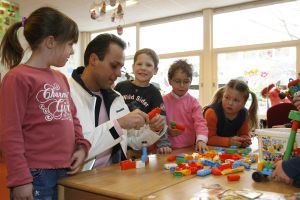 05-04-2007 SHOWBIZZ; FRANS BAUER NEEMT AFSCHEID VAN DE JONGSTE BAUER FRANS JR. De jongste Bauer telg gaat voor de eerste keer naar school. Frans Jr.is de laatste Bauer telg die zijn vleugels uitslaat. De jongste van de drie zonen gaat vanaf nu naar de peuterschool. Zijn eerste schooldag werd hij gebracht door papa en mama.Moeite had de kleine Frans er niet mee want met een lach wuifde hij zijn ouders uit en begon direct te spelen met zijn nieuwe schoolvriendjes.
foto: Albert den Iseger.
