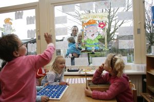 05-04-2007 SHOWBIZZ; FRANS BAUER NEEMT AFSCHEID VAN DE JONGSTE BAUER FRANS JR. De jongste Bauer telg gaat voor de eerste keer naar school. Frans Jr.is de laatste Bauer telg die zijn vleugels uitslaat. De jongste van de drie zonen gaat vanaf nu naar de peuterschool. Zijn eerste schooldag werd hij gebracht door papa en mama.Moeite had de kleine Frans er niet mee want met een lach wuifde hij zijn ouders uit en begon direct te spelen met zijn nieuwe schoolvriendjes.
foto: Albert den Iseger.