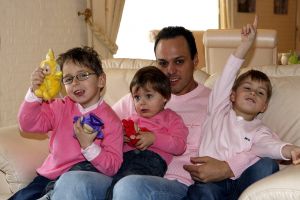 05-04-2007 SHOWBIZZ; FRANS BAUER NEEMT AFSCHEID VAN DE JONGSTE BAUER FRANS JR. De jongste Bauer telg gaat voor de eerste keer naar school. Frans Jr.is de laatste Bauer telg die zijn vleugels uitslaat. De jongste van de drie zonen gaat vanaf nu naar de peuterschool. Zijn eerste schooldag werd hij gebracht door papa en mama.Moeite had de kleine Frans er niet mee want met een lach wuifde hij zijn ouders uit en begon direct te spelen met zijn nieuwe schoolvriendjes.
foto: Albert den Iseger.