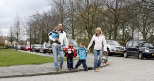 05-04-2007 SHOWBIZZ; FRANS BAUER NEEMT AFSCHEID VAN DE JONGSTE BAUER FRANS JR. De jongste Bauer telg gaat voor de eerste keer naar school. Frans Jr.is de laatste Bauer telg die zijn vleugels uitslaat. De jongste van de drie zonen gaat vanaf nu naar de peuterschool. Zijn eerste schooldag werd hij gebracht door papa en mama.Moeite had de kleine Frans er niet mee want met een lach wuifde hij zijn ouders uit en begon direct te spelen met zijn nieuwe schoolvriendjes.
foto: Albert den Iseger.