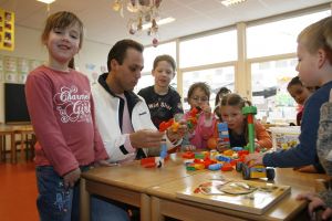05-04-2007 SHOWBIZZ; FRANS BAUER NEEMT AFSCHEID VAN DE JONGSTE BAUER FRANS JR. De jongste Bauer telg gaat voor de eerste keer naar school. Frans Jr.is de laatste Bauer telg die zijn vleugels uitslaat. De jongste van de drie zonen gaat vanaf nu naar de peuterschool. Zijn eerste schooldag werd hij gebracht door papa en mama.Moeite had de kleine Frans er niet mee want met een lach wuifde hij zijn ouders uit en begon direct te spelen met zijn nieuwe schoolvriendjes.
foto: Albert den Iseger.