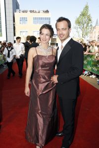 17-04-2007 SHOWBIZZ: TARZAN SLINGERT VOORTAAN IN HET CIRCUS THEATER IN SCHEVENINGEN. Het werd toch een rode loper in plaats van een geplande groene loper en dat is maar goed ook want rood is de kleur van de liefde en dat was ook zeer van toepassing bij de gasten en in de musical.
foto: Albert den Iseger 