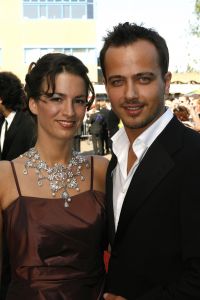 17-04-2007 SHOWBIZZ: TARZAN SLINGERT VOORTAAN IN HET CIRCUS THEATER IN SCHEVENINGEN. Het werd toch een rode loper in plaats van een geplande groene loper en dat is maar goed ook want rood is de kleur van de liefde en dat was ook zeer van toepassing bij de gasten en in de musical.
foto: Albert den Iseger