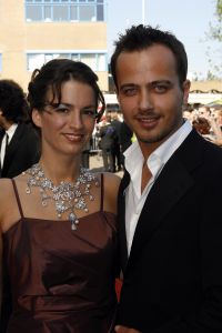 17-04-2007 SHOWBIZZ: TARZAN SLINGERT VOORTAAN IN HET CIRCUS THEATER IN SCHEVENINGEN. Het werd toch een rode loper in plaats van een geplande groene loper en dat is maar goed ook want rood is de kleur van de liefde en dat was ook zeer van toepassing bij de gasten en in de musical.
foto: Albert den Iseger 