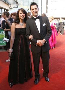17-04-2007 SHOWBIZZ: TARZAN SLINGERT VOORTAAN IN HET CIRCUS THEATER IN SCHEVENINGEN. Het werd toch een rode loper in plaats van een geplande groene loper en dat is maar goed ook want rood is de kleur van de liefde en dat was ook zeer van toepassing bij de gasten en in de musical.
foto: Albert den Iseger 