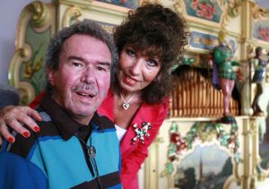 23-02-2007 SHOWBIZZ; COBY MOL EN HENNY VAN VOSKUYLEN NOG STEEDS EEN GELUKKIG PAAR. Beter bekend als de Kermisklanten leven Coby en Henny nog steeds een zeer gelukkig leven ondanks de ziekte van Henny.
foto: Albert den Iseger.