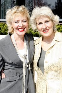 02-04-2007 SHOWBIZZ; SPROOKJES TELLEN VOOR SHEILA DE VRIES. De modellen van Sheila de Vries showde in het Amsterdamse Hilton sprookjesachtige creaties. De prachtige stoffen vond Sheila in oa. in Thailand maar de geest die deze show moest ademen in Ierland. Sheila presenteerde haar pret-a-couture collectie op de catwalk met prachtige piraten pakken, broeken en kleurige tops die als een soort draperie worden gestikt zodat ze extra slank overkomen en een maatje meer camoufleren.Verder prachtige blouses met schelppatronen en wijde kleurige stroken rokken die veel applaus los maken bij het publiek.Een heerlijk middagje zalige mode voor de modebewuste vrouw.
foto: Albert den Iseger.