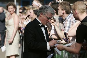 17-04-2007 SHOWBIZZ: TARZAN SLINGERT VOORTAAN IN HET CIRCUS THEATER IN SCHEVENINGEN. Het werd toch een rode loper in plaats van een geplande groene loper en dat is maar goed ook want rood is de kleur van de liefde en dat was ook zeer van toepassing bij de gasten en in de musical.
foto: Albert den Iseger